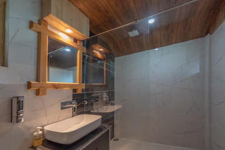 The Luxe Estate - 5 Rooms in a Villa x Solis Nature