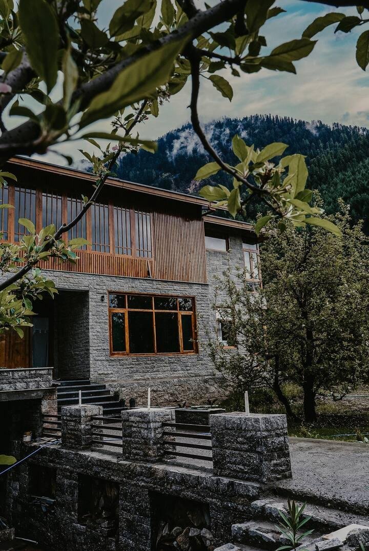 Most romantic cozy room in Manali x Solis Nature