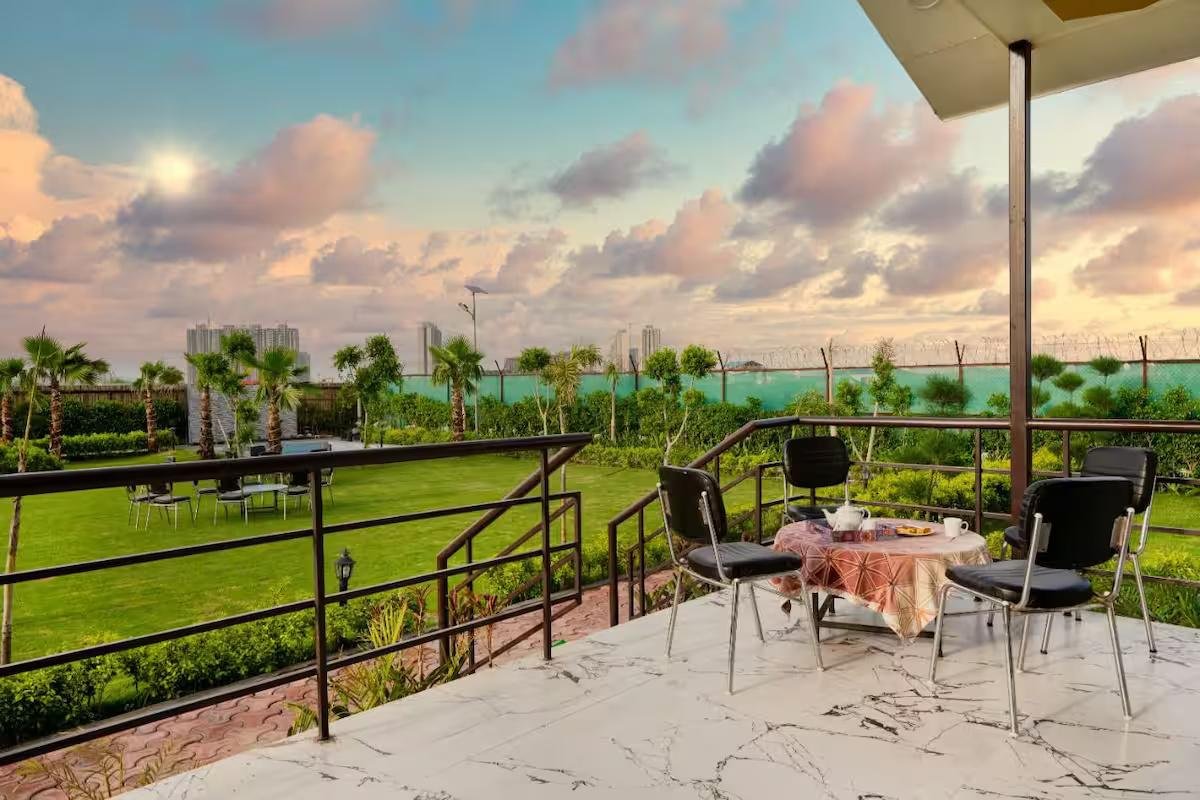 De villa202 near expo Noida (NCR) x Solis Nature