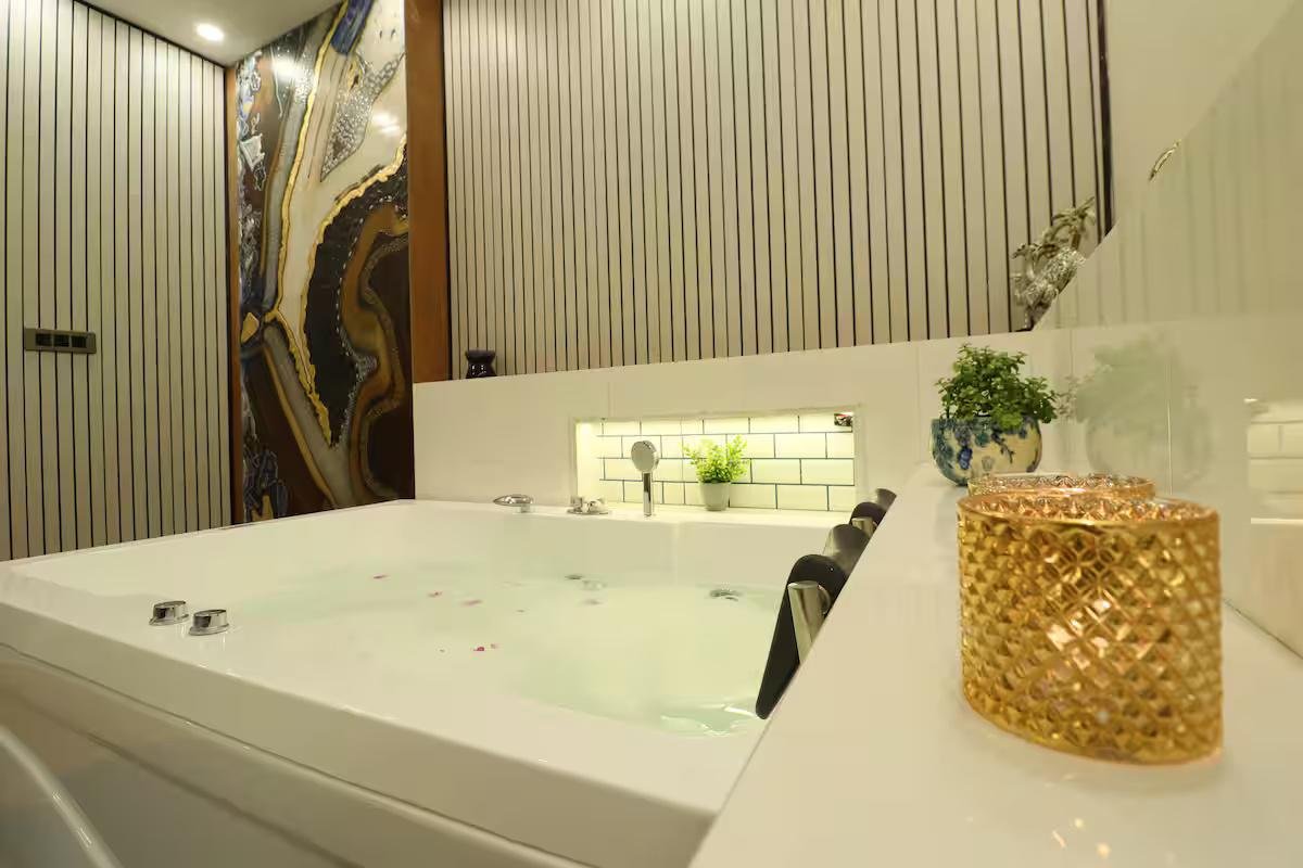 Luxury Room With Jacuzzi In Gurugram (NCR) x Solis Nature