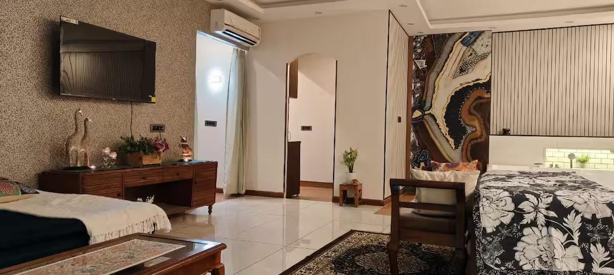 Luxury Room With Jacuzzi In Gurugram (NCR) x Solis Nature