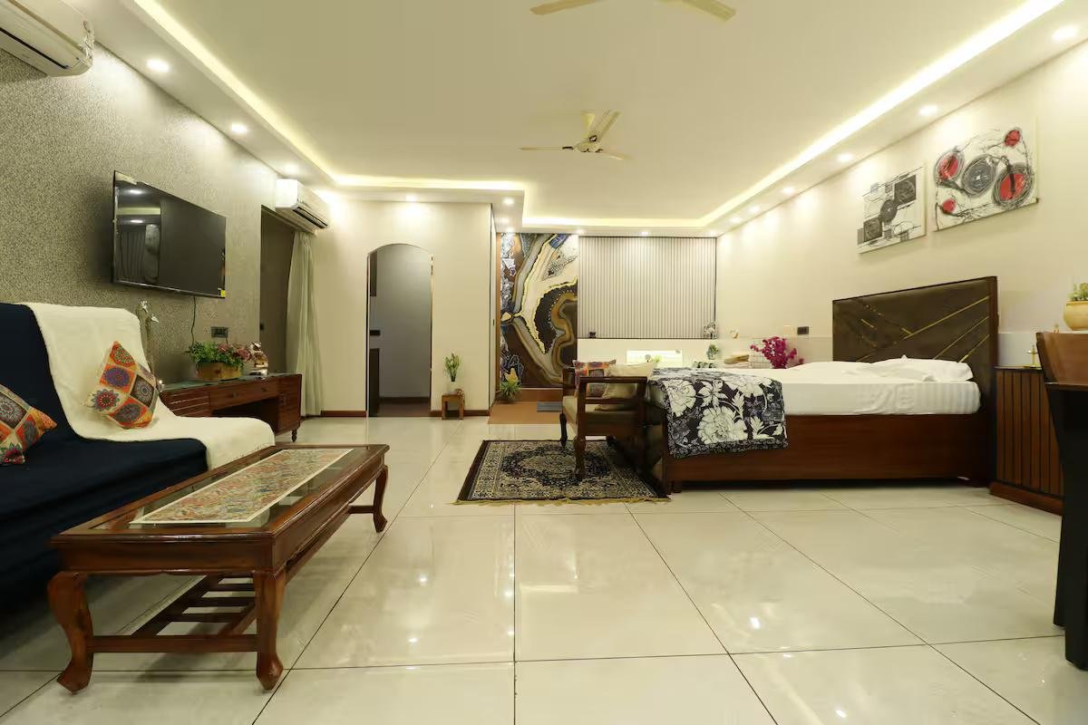 Luxury Room With Jacuzzi In Gurugram (NCR) x Solis Nature