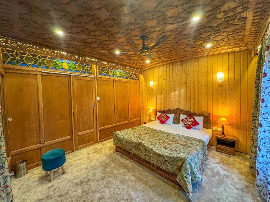 Peacock Houseboat 2 Bedroom x Solis Nature