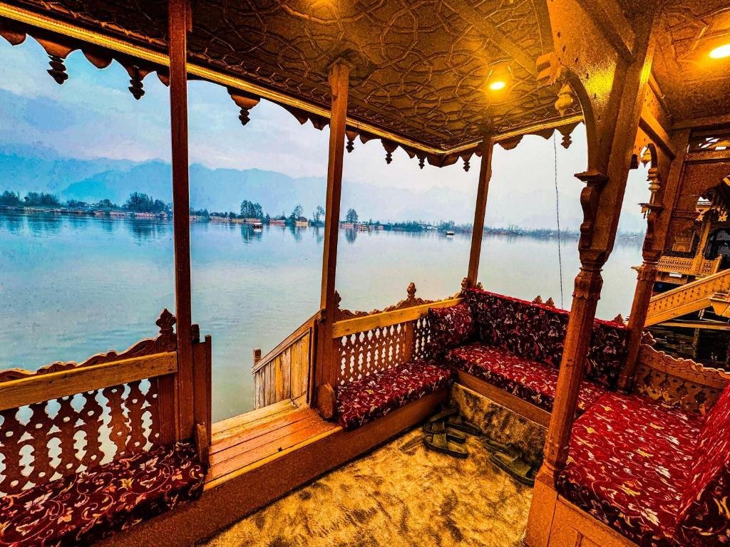 Peacock Houseboat 2 Bedroom x Solis Nature