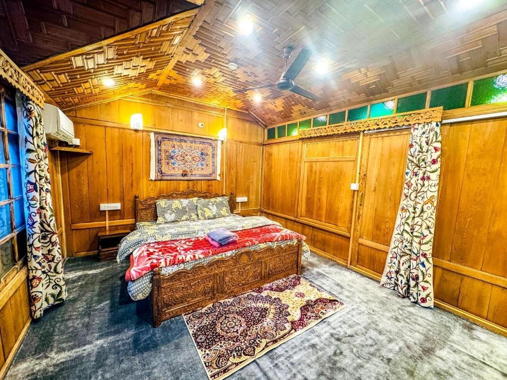 Peacock Houseboat 2 Bedroom x Solis Nature