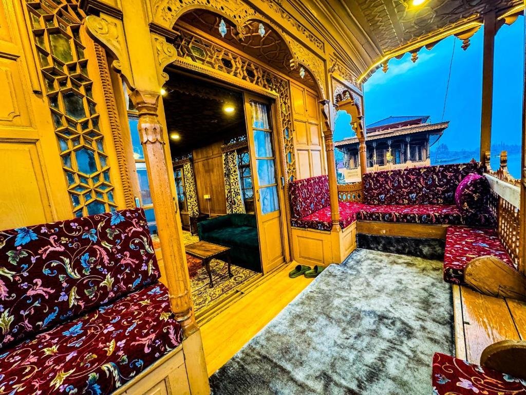 Peacock Houseboat 2 Bedroom x Solis Nature