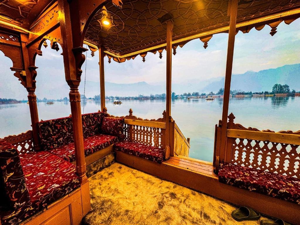 Peacock Houseboat 2 Bedroom x Solis Nature