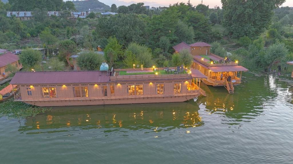 Peacock Houseboat 2 Bedroom x Solis Nature