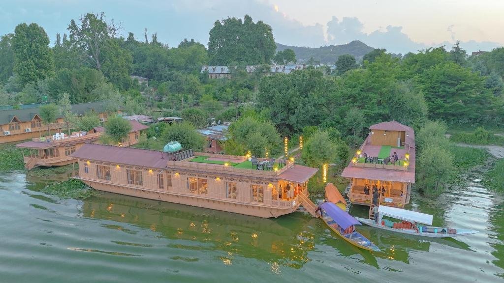 Peacock Houseboat 3 Bedroom x Solis Nature