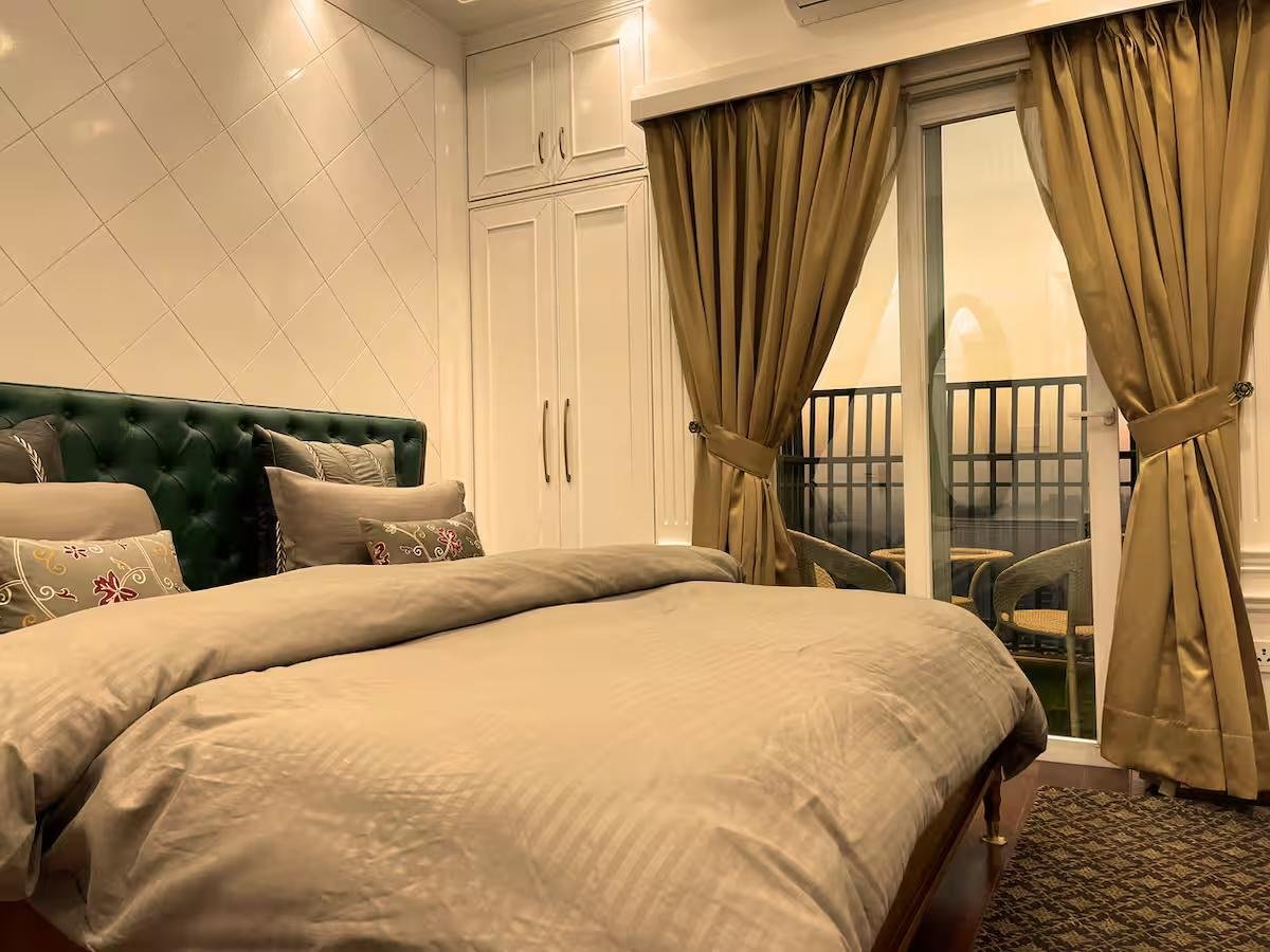 Mannat  | Pure Luxury Stay with Jaccuzi | x Solis Nature