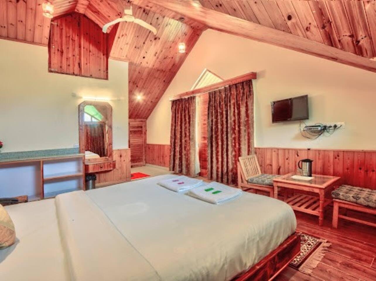 4 bhk penthouse manali Cottage by Geeta Villa x Solis Nature