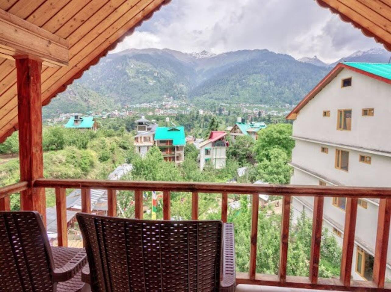 4 bhk penthouse manali Cottage by Geeta Villa x Solis Nature
