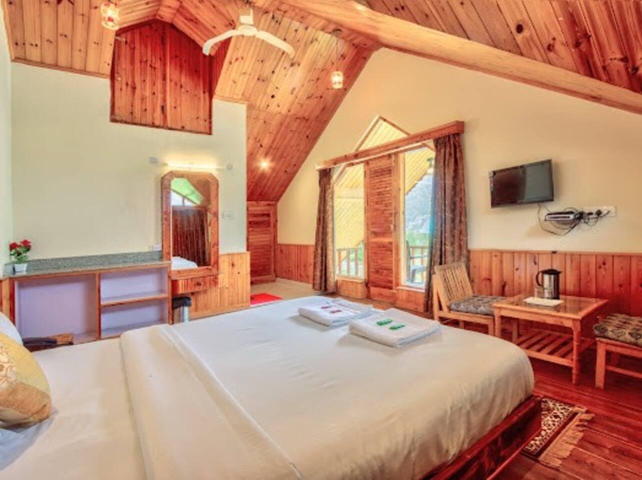 4 bhk penthouse manali Cottage by Geeta Villa x Solis Nature