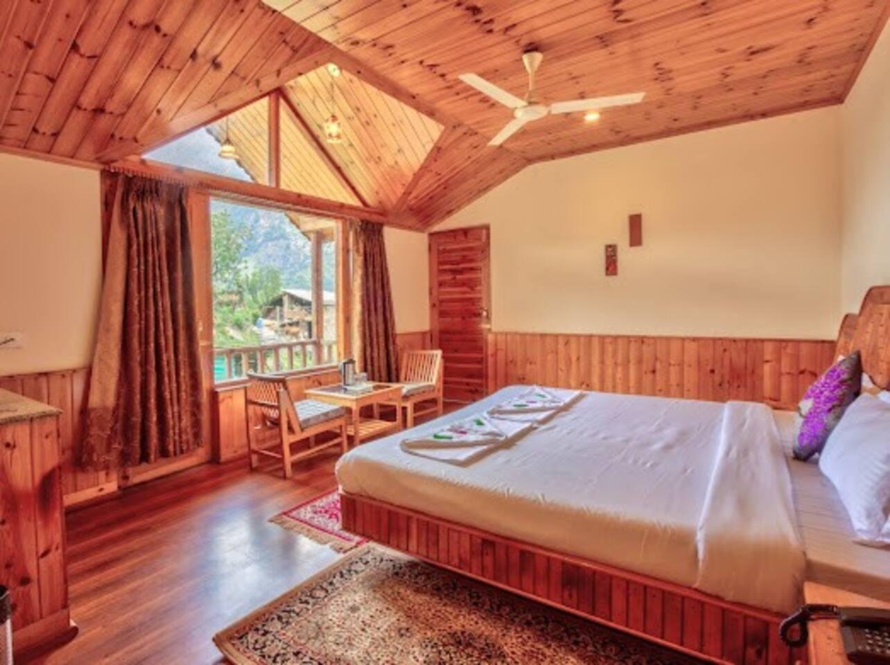 4 bhk penthouse manali Cottage by Geeta Villa x Solis Nature