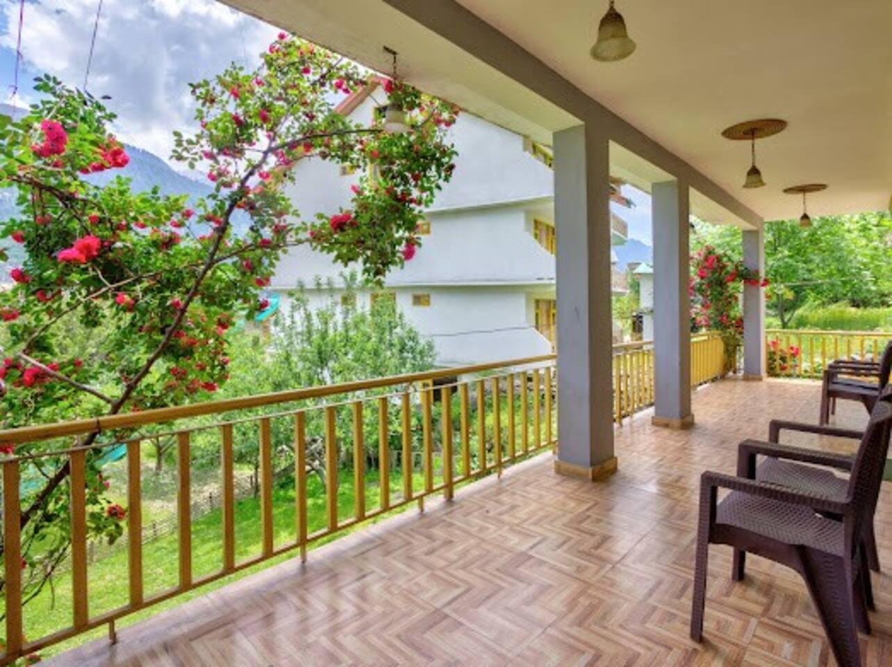 4 bhk penthouse manali Cottage by Geeta Villa x Solis Nature