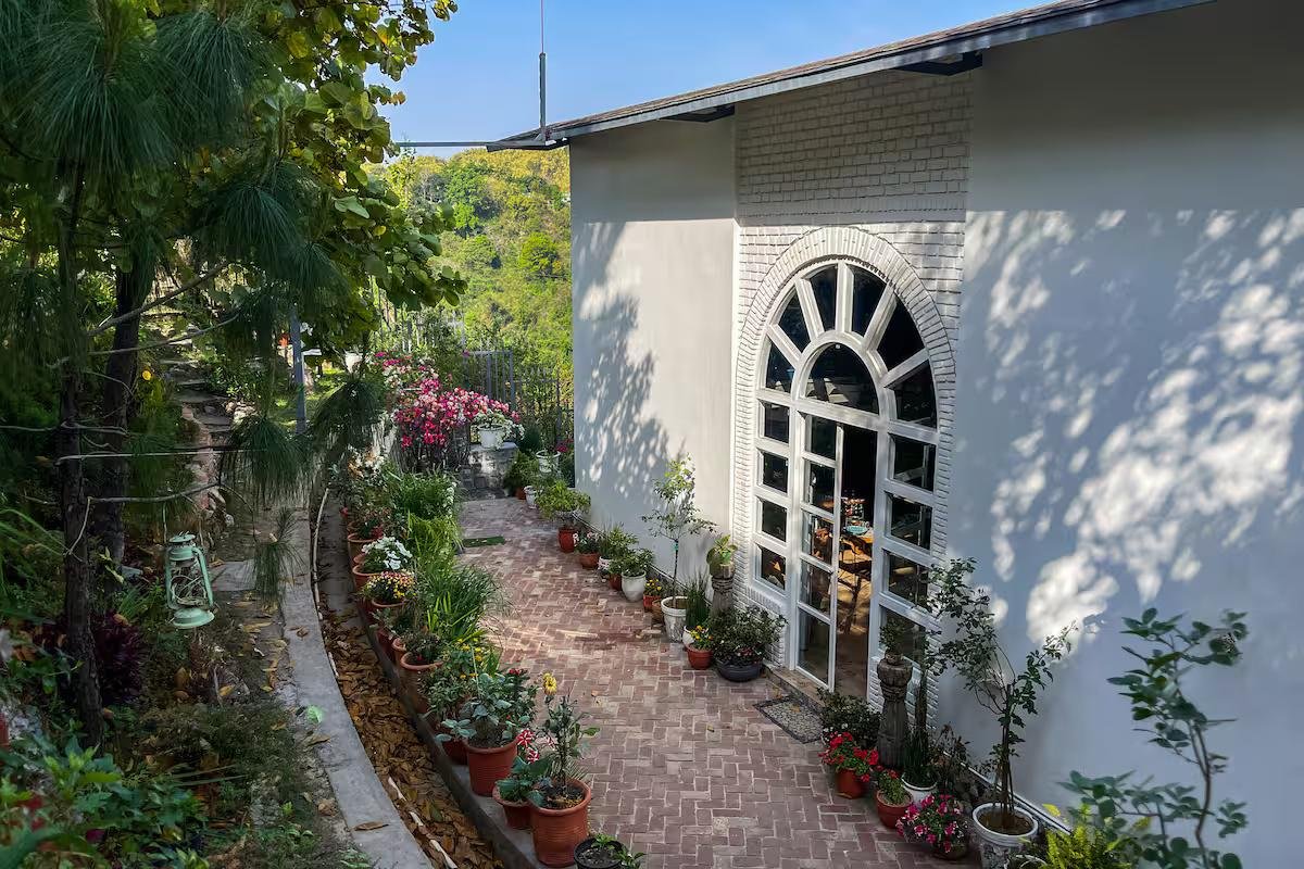 The Blue Door - A Luxury Boutique Villa on Foothills o x Solis Nature