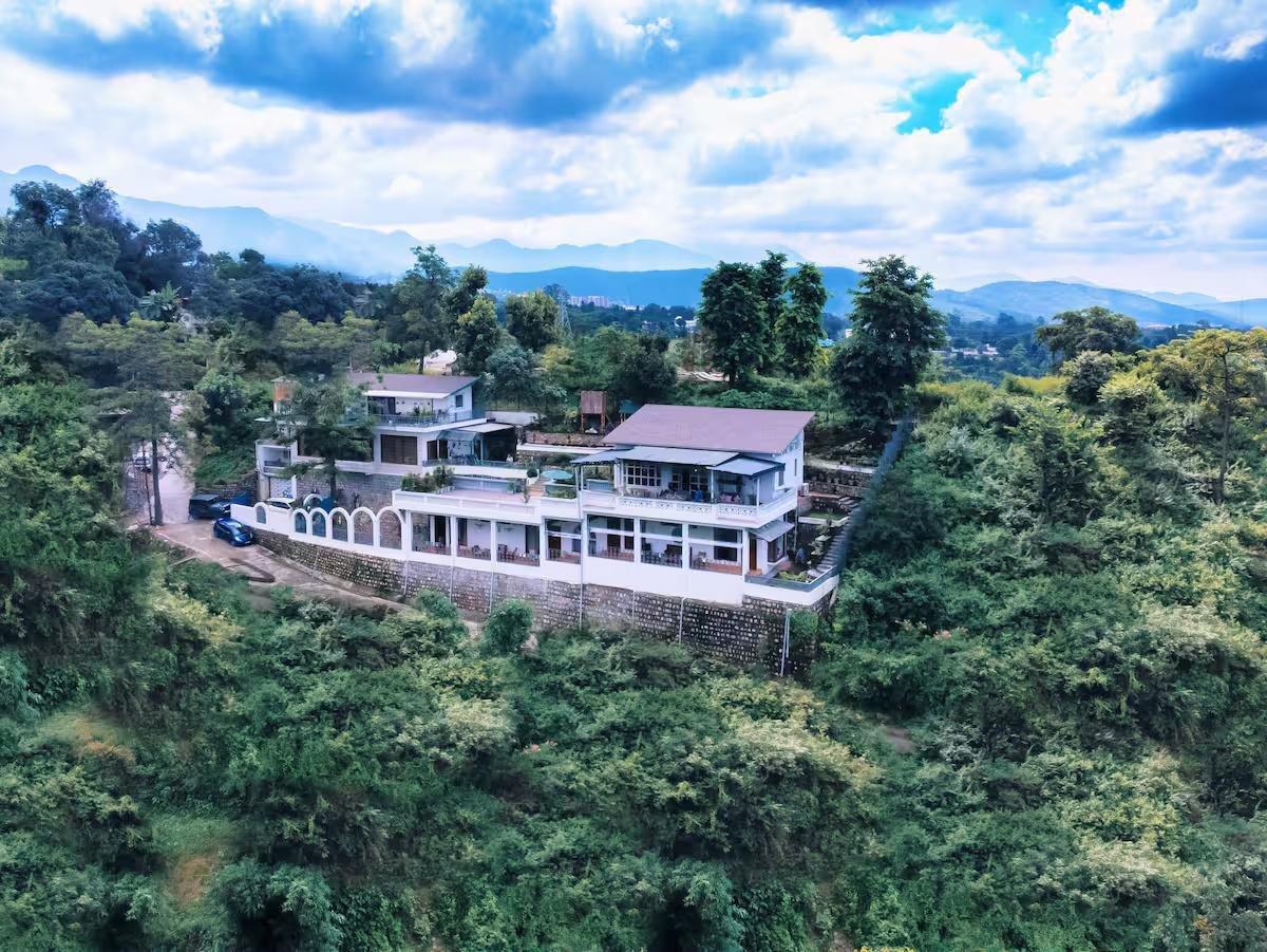 The Blue Door - A Luxury Boutique Villa on Foothills o x Solis Nature