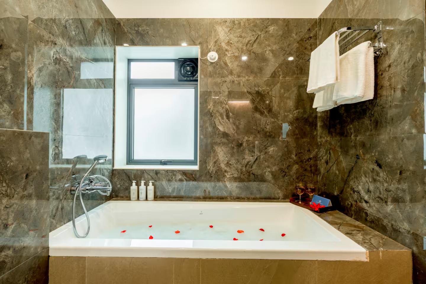 Evora by Savera stays | 4 BHK Villa w Pool & Bathtub x Solis Nature