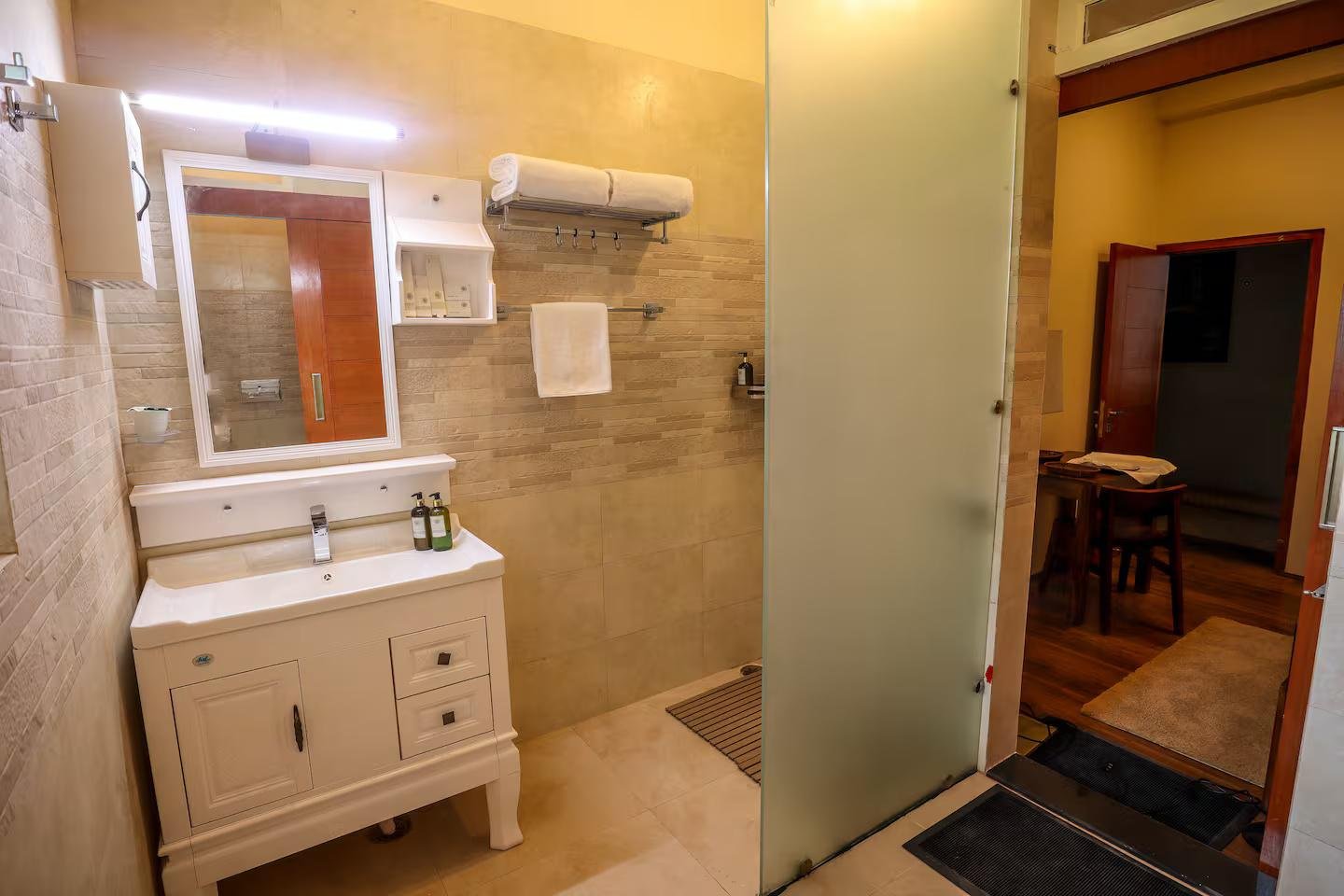 Scenic Mountain Stay | Quadruple Room in naggar x Solis Nature