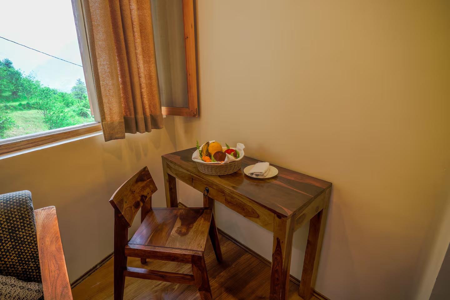 Scenic Mountain Stay | Quadruple Room in naggar x Solis Nature