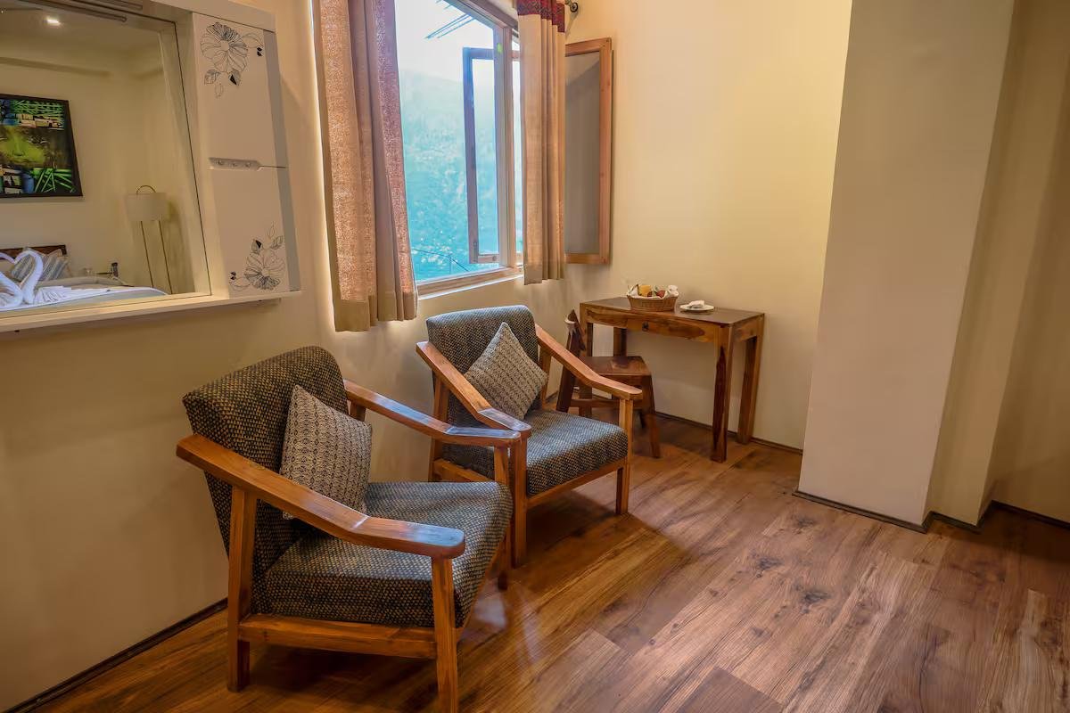 Scenic Mountain Stay | Quadruple Room in naggar x Solis Nature