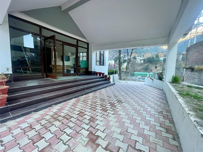 Hotel Sitara International  Manali x Solis Nature