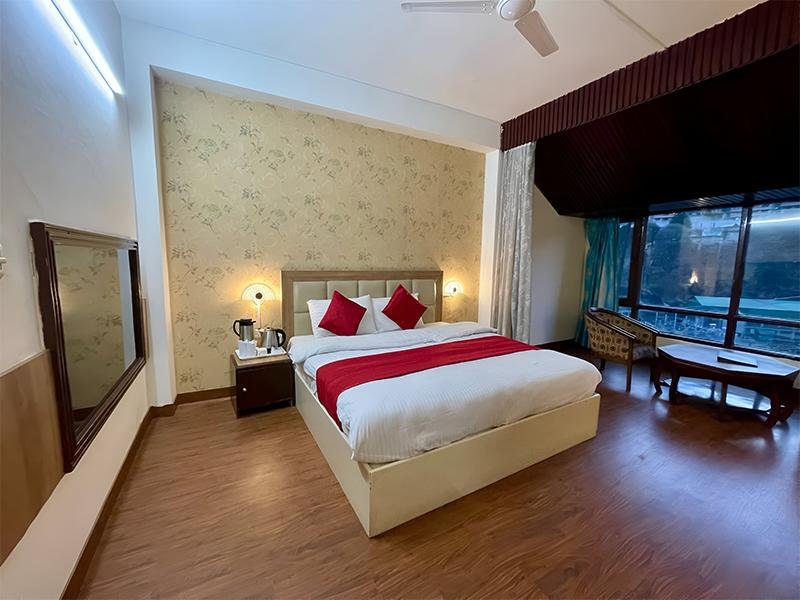 Hotel Sitara International  Manali x Solis Nature