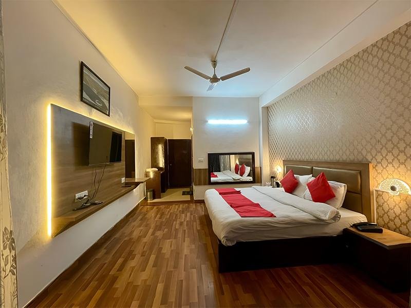 Hotel Sitara International  Manali x Solis Nature