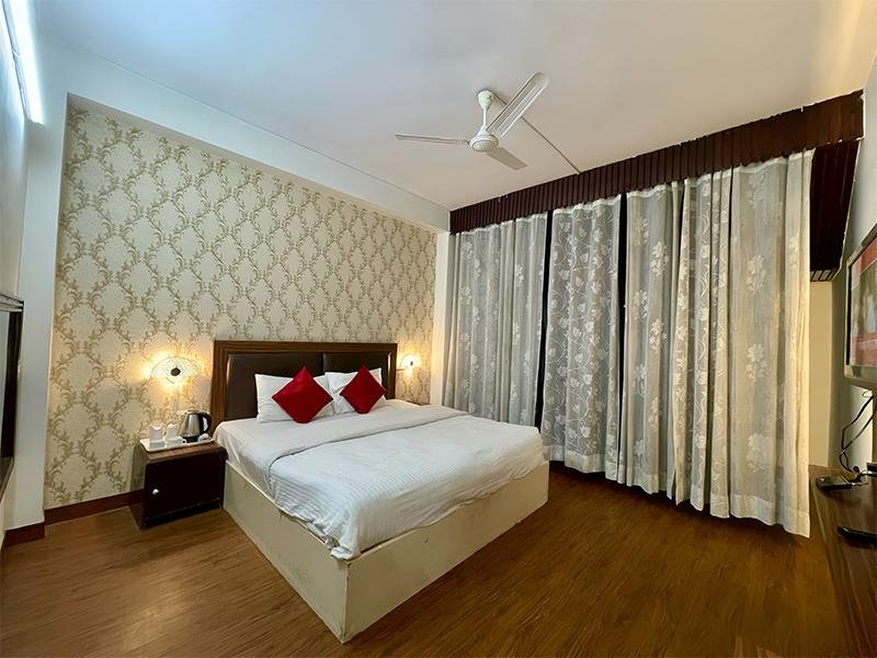 Hotel Sitara International  Manali x Solis Nature