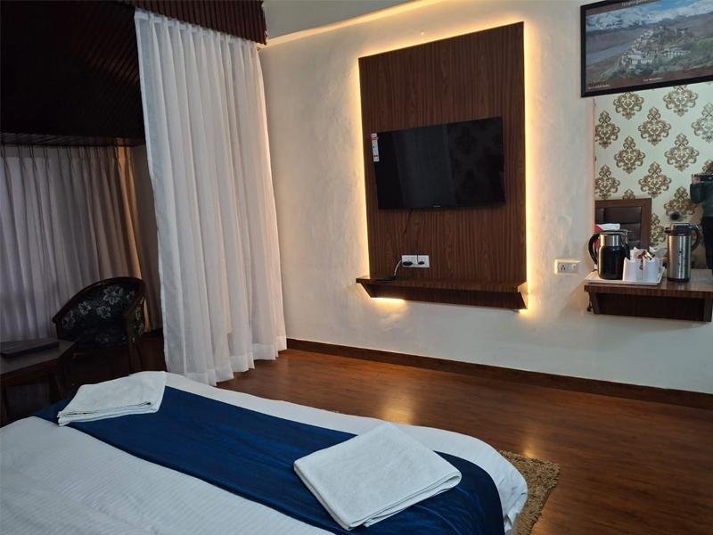 Hotel Sitara International  Manali x Solis Nature