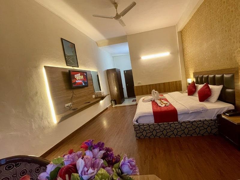 Hotel Sitara International  Manali x Solis Nature