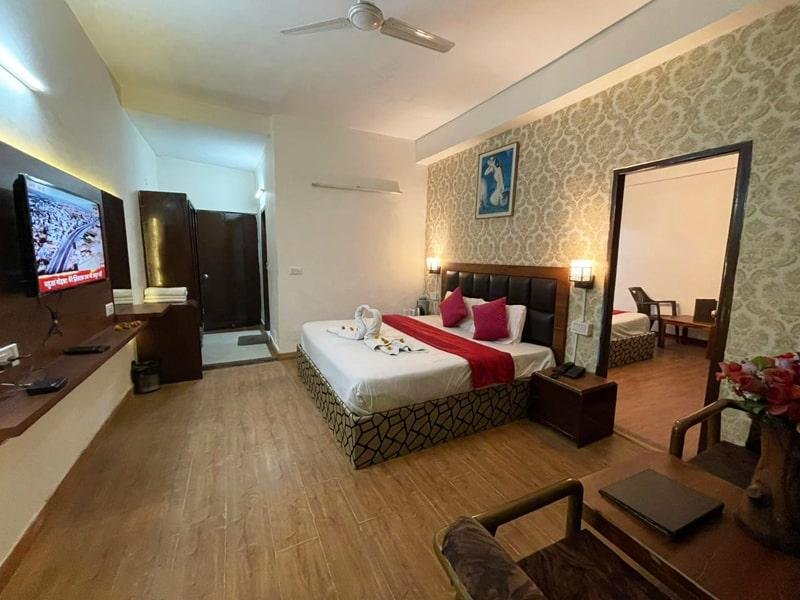 Hotel Sitara International  Manali x Solis Nature