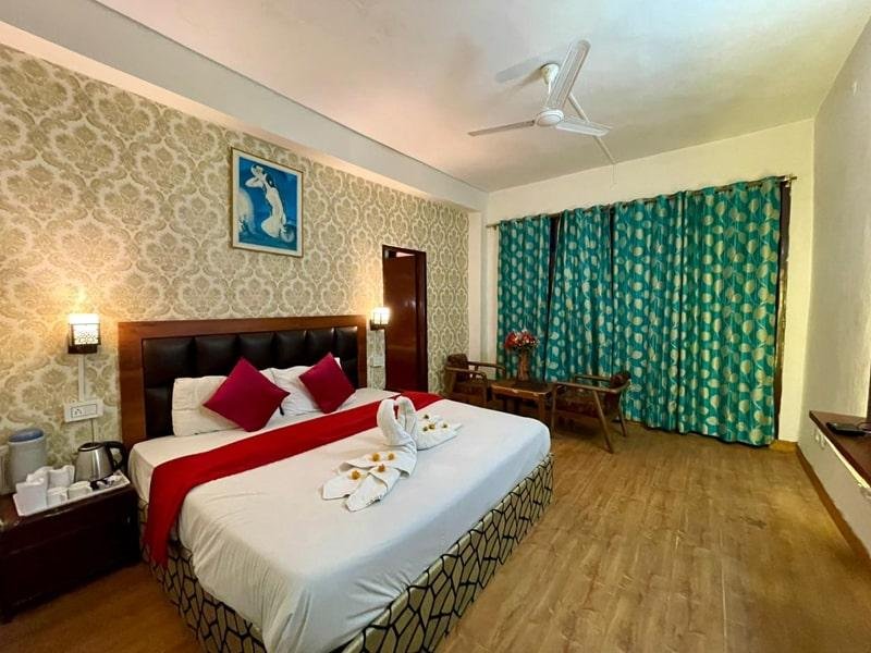 Hotel Sitara International  Manali x Solis Nature