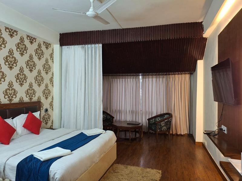 Hotel Sitara International  Manali x Solis Nature
