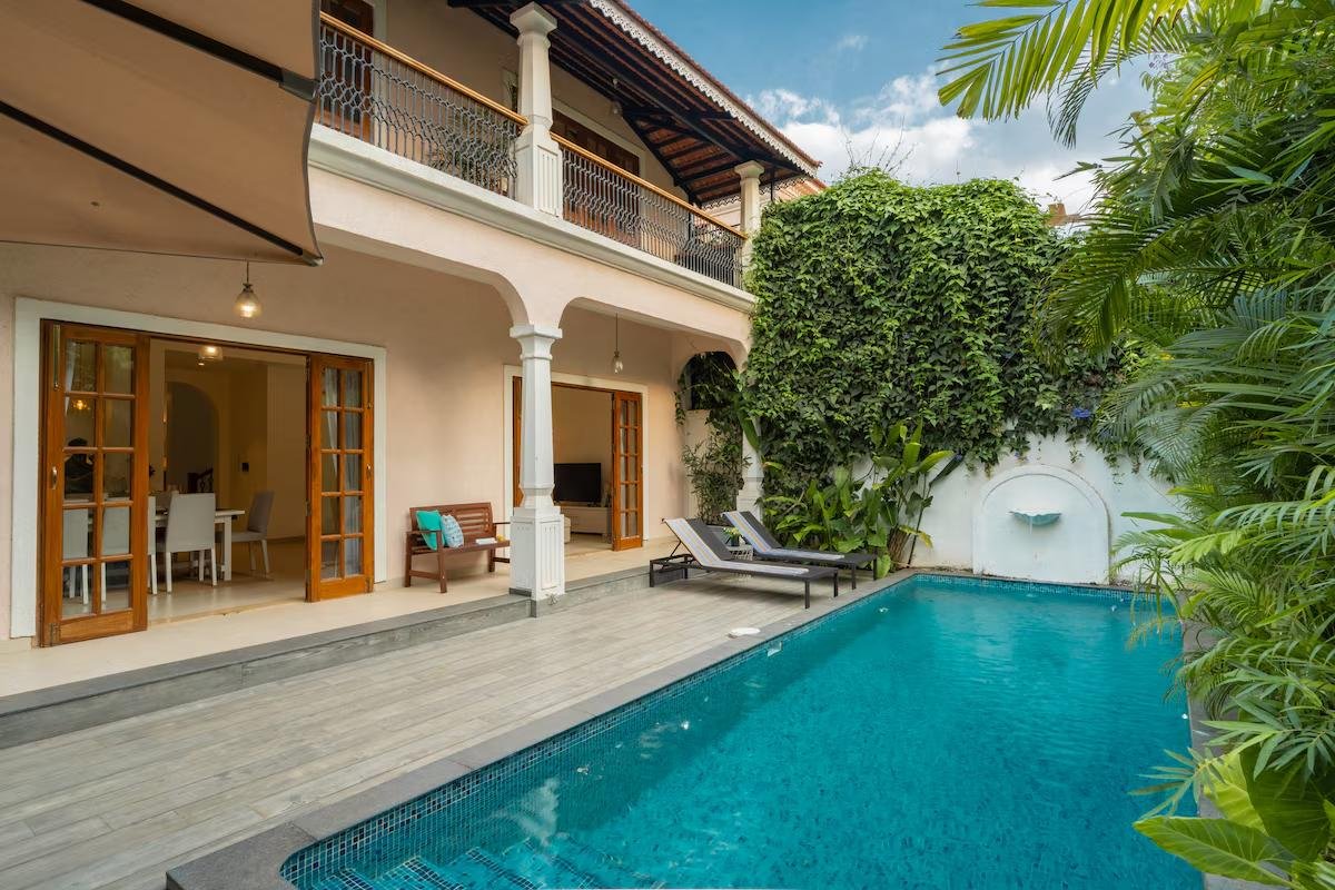 The Luxe Escape: 4 BHK Pool Villa Close to Baga x Solis Nature