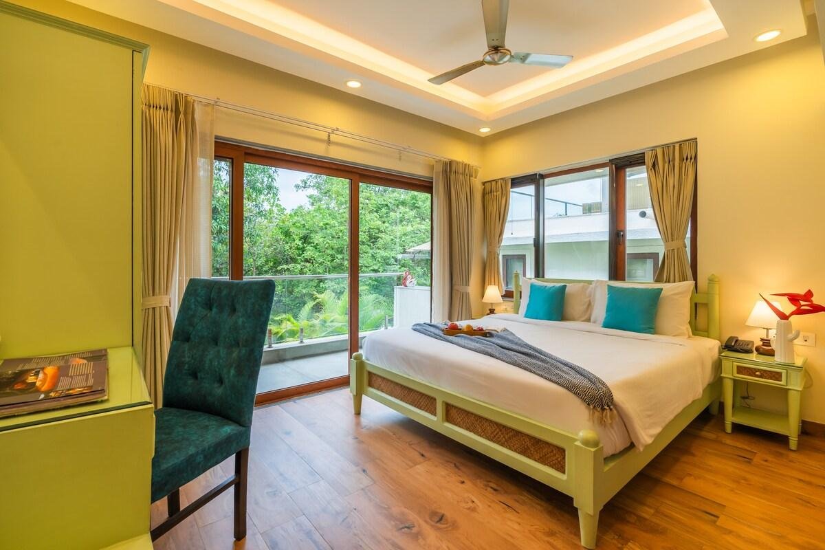 Pet-Loving Poolside 3bhk Villa Near City Highlight x Solis Nature