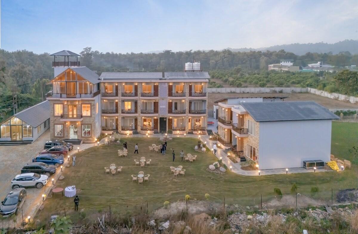 The Lavish Loft Corbett-Plunge Pool Suite x Solis Nature