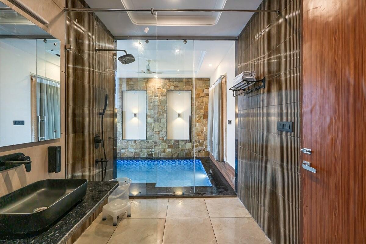 The Lavish Loft Corbett-Plunge Pool Suite x Solis Nature