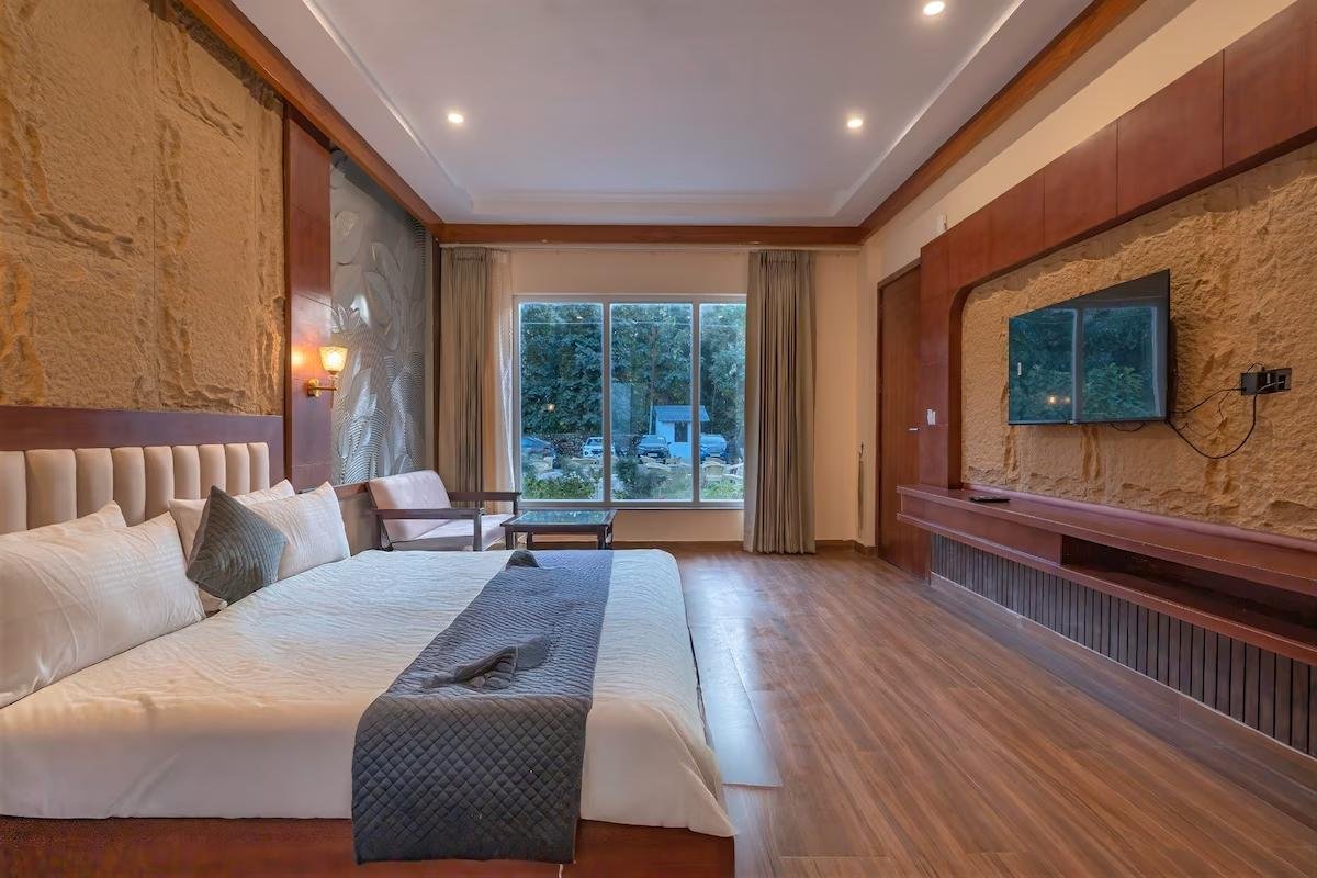The Lavish Loft Corbett-Plunge Pool Suite x Solis Nature