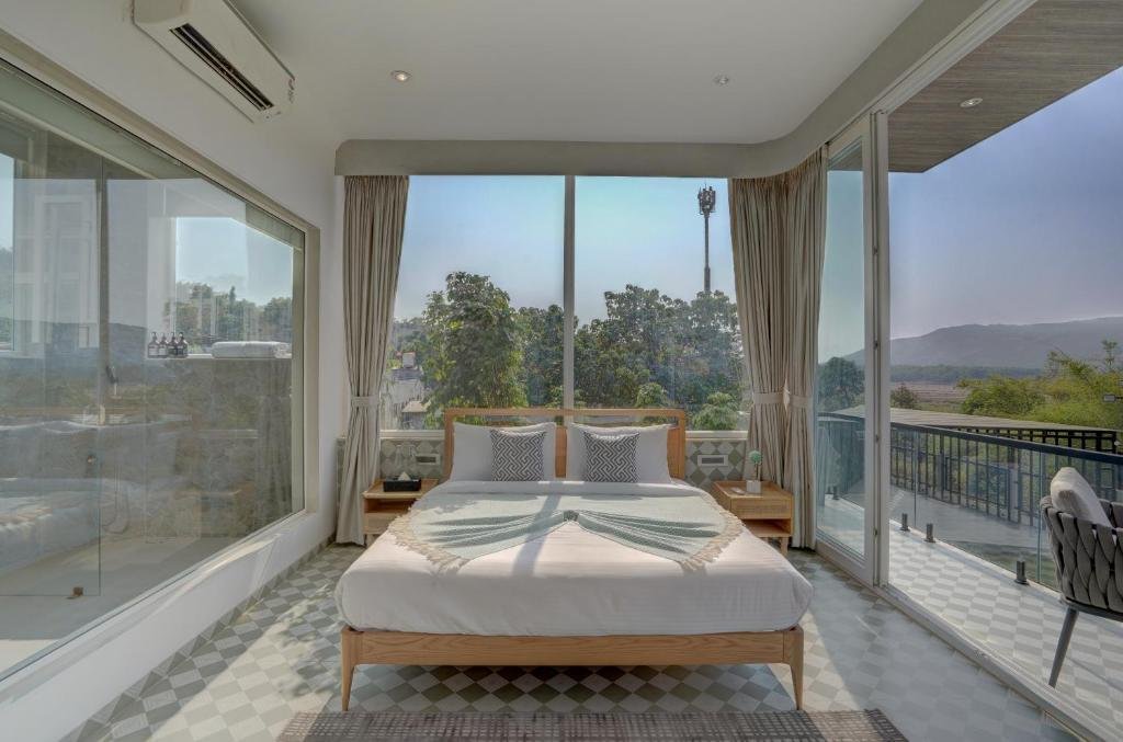 ELIVAAS Meraki Villa - Luxe 6 BHK Glass Villa With Pri x Solis Nature
