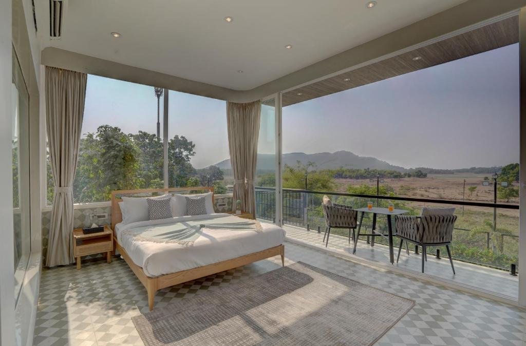 ELIVAAS Meraki Villa - Luxe 6 BHK Glass Villa With Pri x Solis Nature