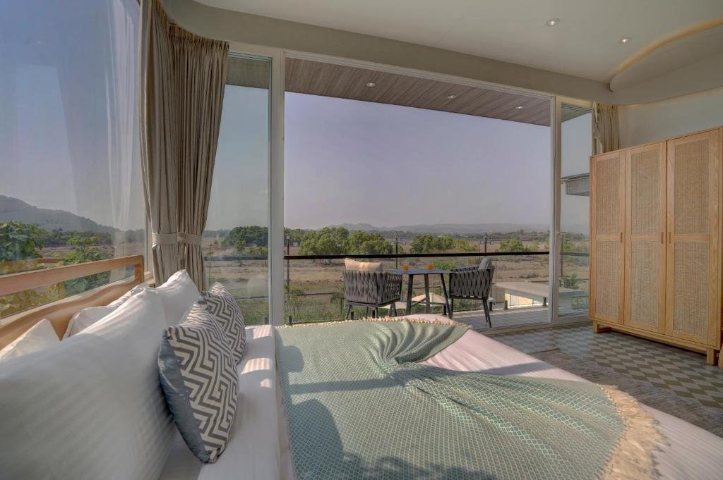 ELIVAAS Meraki Villa - Luxe 6 BHK Glass Villa With Pri x Solis Nature