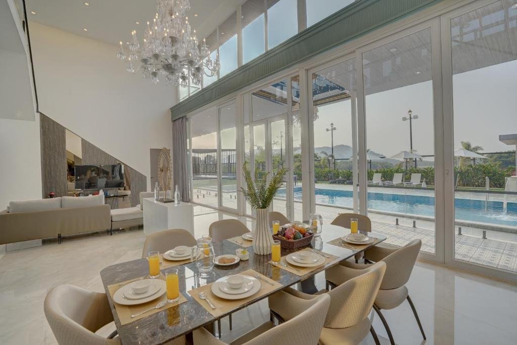 ELIVAAS Meraki Villa - Luxe 6 BHK Glass Villa With Pri x Solis Nature
