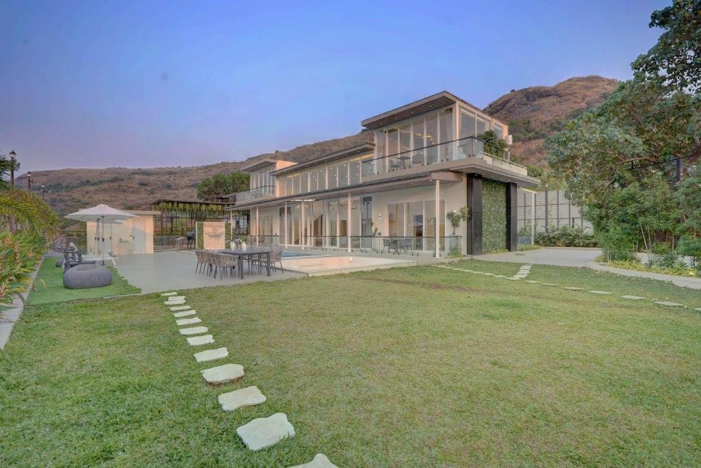 ELIVAAS Meraki Villa - Luxe 6 BHK Glass Villa With Pri x Solis Nature