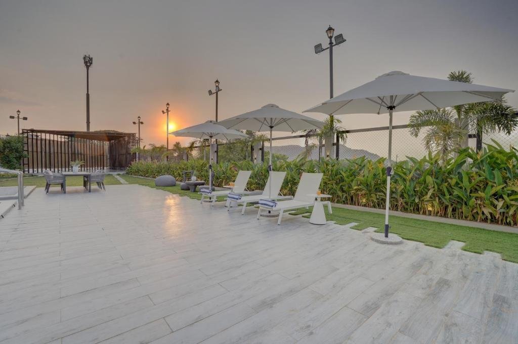 ELIVAAS Meraki Villa - Luxe 6 BHK Glass Villa With Pri x Solis Nature