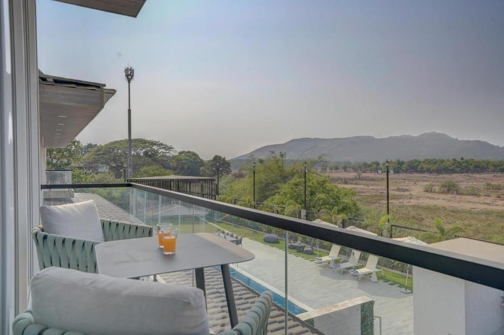 ELIVAAS Meraki Villa - Luxe 6 BHK Glass Villa With Pri x Solis Nature