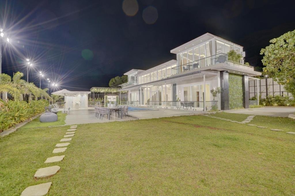 ELIVAAS Meraki Villa - Luxe 6 BHK Glass Villa With Pri x Solis Nature