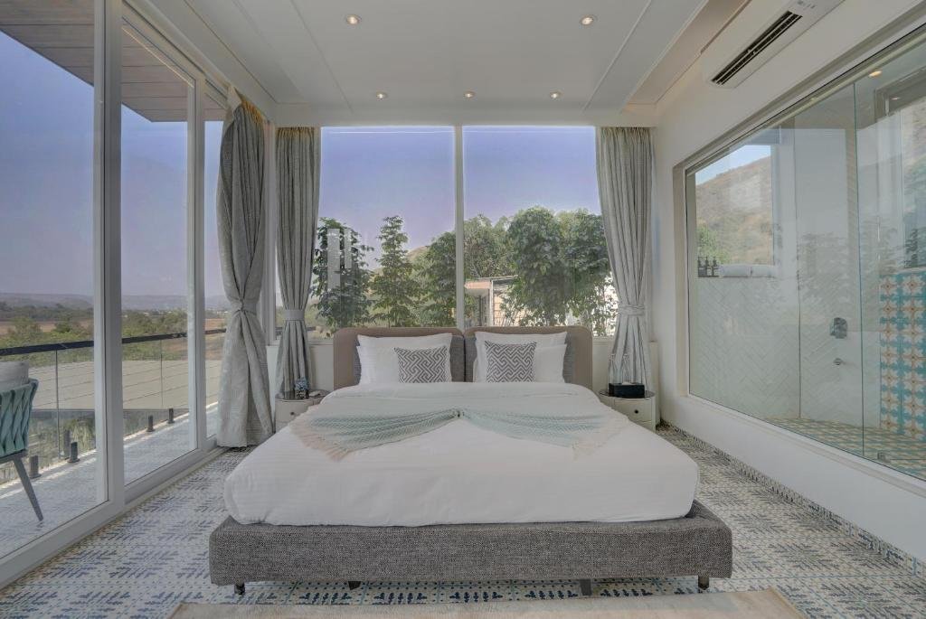 ELIVAAS Meraki Villa - Luxe 6 BHK Glass Villa With Pri x Solis Nature