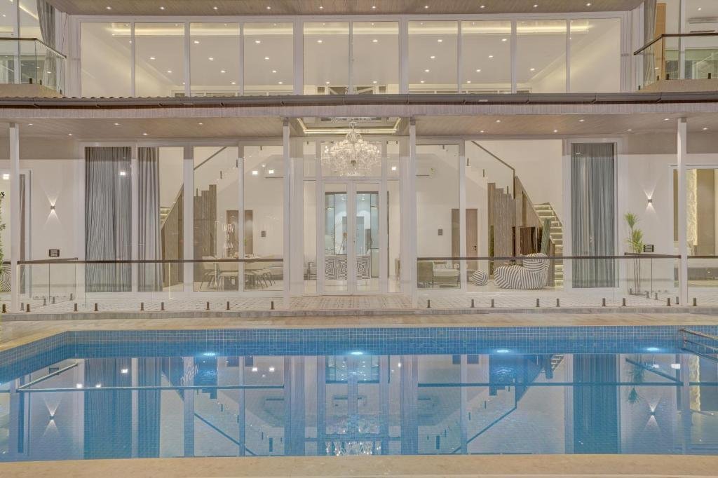 ELIVAAS Meraki Villa - Luxe 6 BHK Glass Villa With Pri x Solis Nature
