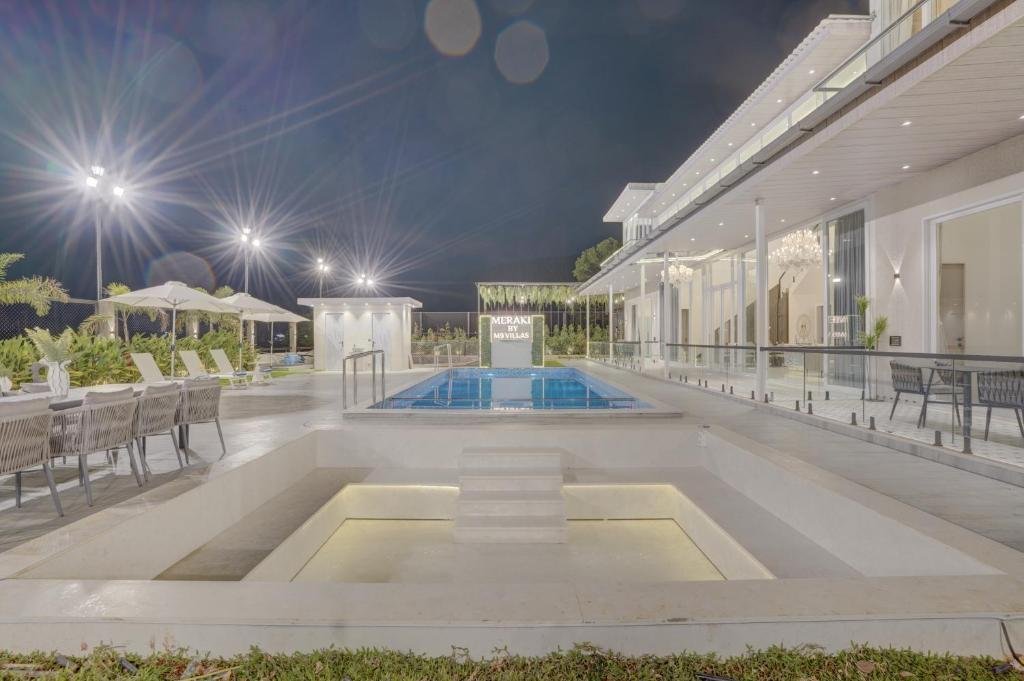 ELIVAAS Meraki Villa - Luxe 6 BHK Glass Villa With Pri x Solis Nature